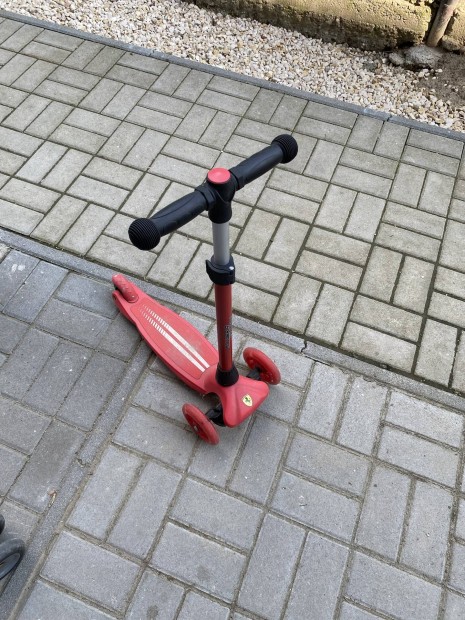Ferrari gyerek roller világító kerekekkel három kerekű