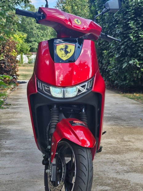 Ferrari matricás Z-Tech T9 elektromos Robogó
