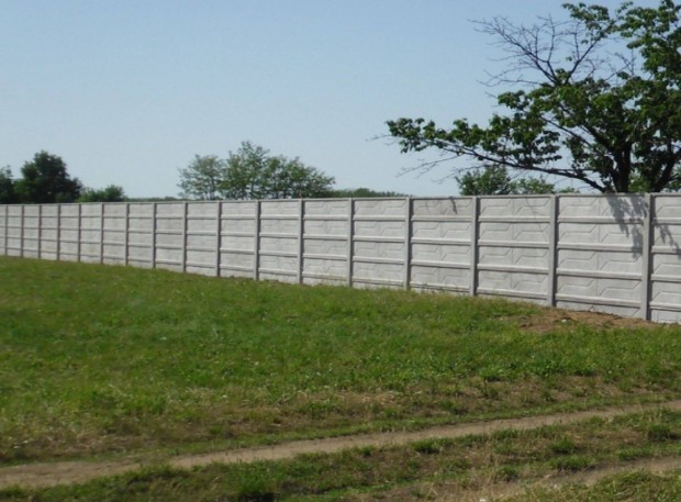 Fert�d�n 1700 m2 eres ipari, kereskedelmi elker�tett ter�let elad�