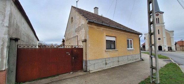 Fert�endr�den torn�cos csal�di h�z, fedett dupla be�ll�val, pajt�val