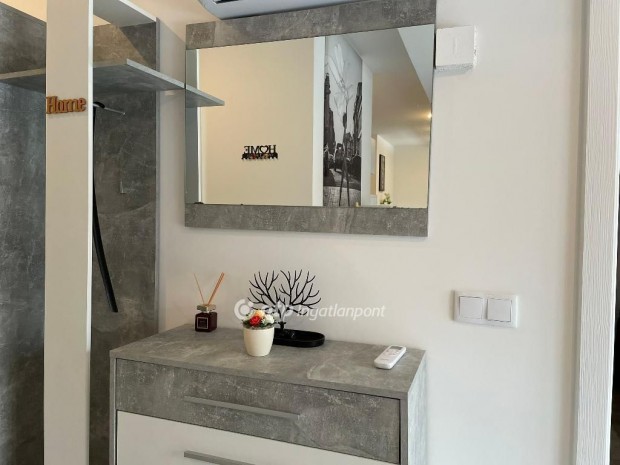 Fert�szentmikl�si elad� 69 nm-es lak�s