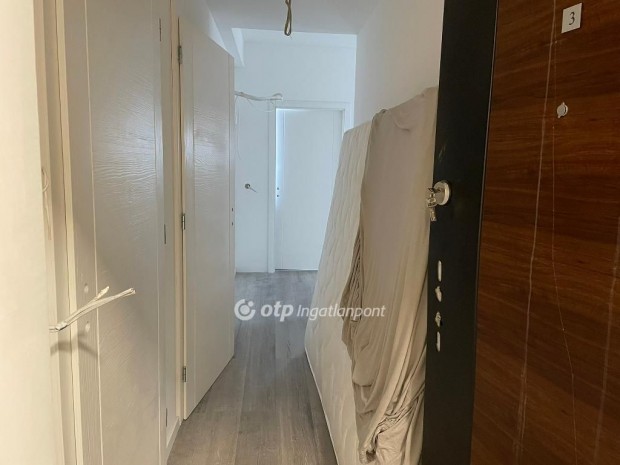 Fert�szentmikl�si elad� 75 nm-es lak�s