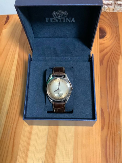 Festina Acél Tokos Valódi Bőr Szíjas közepes méretű Quartz óra