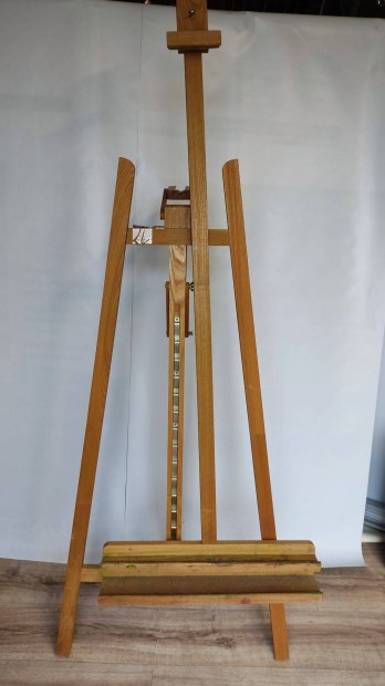 Festllvny stabil, termszetes fa kivitelben