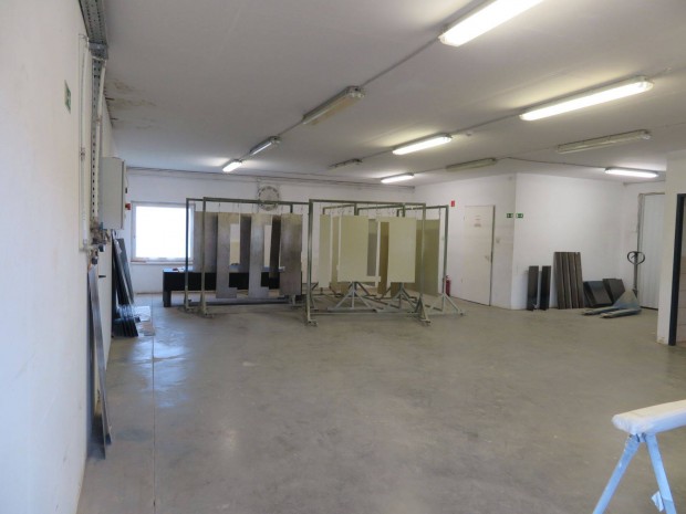 Fest�m�hely Oroszl�nyban kiad�