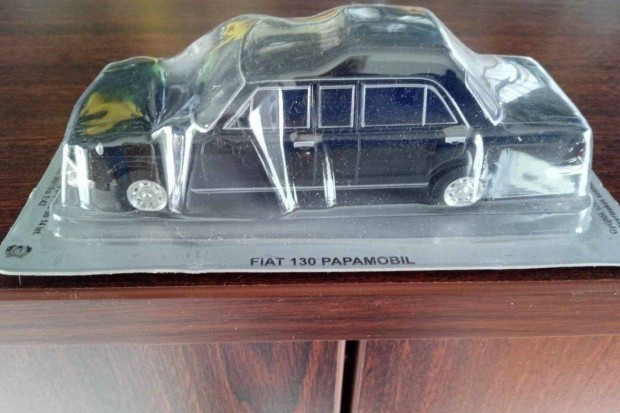Fiat 130 papamobil "kultowe" DEA kisauto modell 1/43 Elad