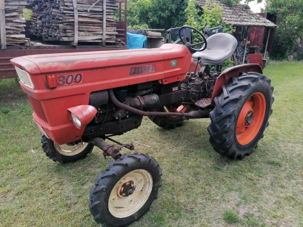 Fiat 300 traktor, kistraktor piros rendszmos 