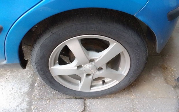 Fiat 4x98/14" alufelni Panda2 kocsin voltak. Gumik nélkül