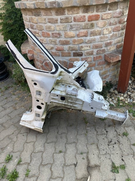 Fiat 500L jobb első negyed rozsdamentes állapotban