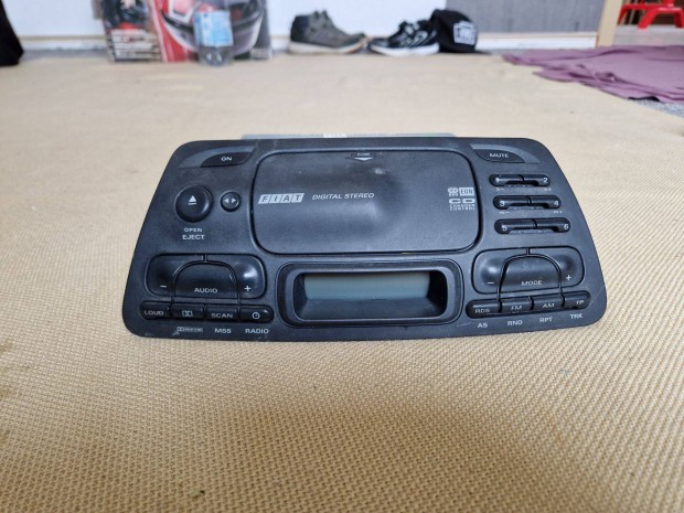 Fiat Bravo / Brava gyári rádiós magnó odavissza játszós CD tár kezelős