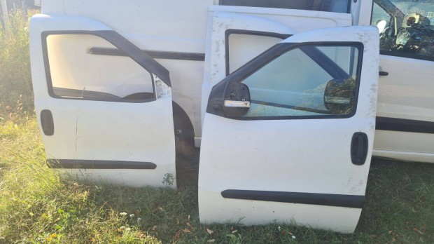 Fiat Doblo első ajtók eladók. 2011-től modell. Tel: 30/3333212