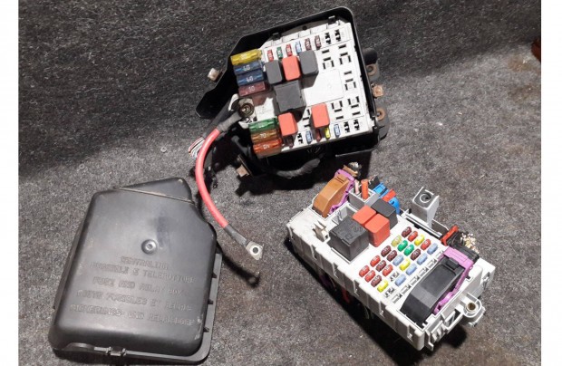 Fiat Punto II gy�ri k�ls� / bels� biztos�t�k t�bla p�r