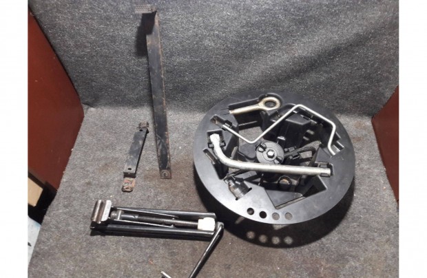 Fiat Punto II gy�ri szersz�m / ker�k cser�l� k�szlet