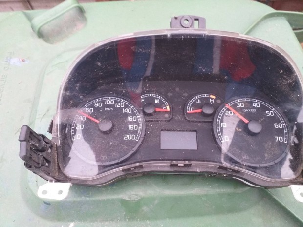 Fiat Punto m�szerfal elad�