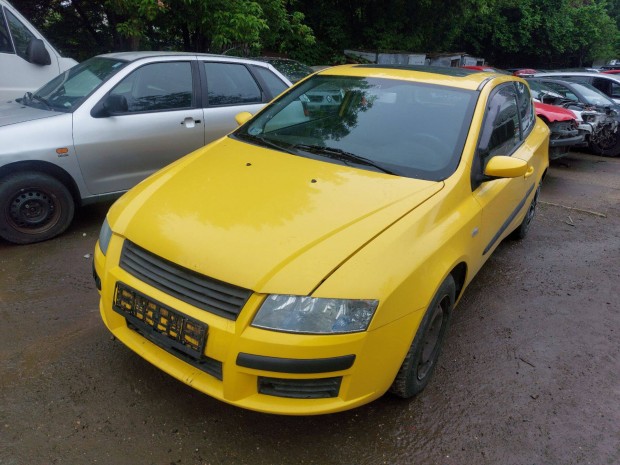 Fiat Stilo karosszéria elemei sárga 258