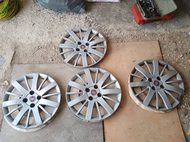 Fiat dsztrcsa, egyik picit trtt