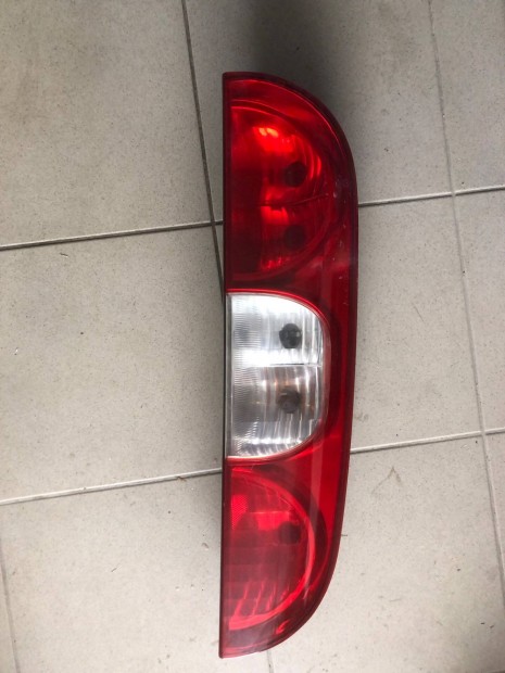 Fiat dobo jobb h�ts� lampa