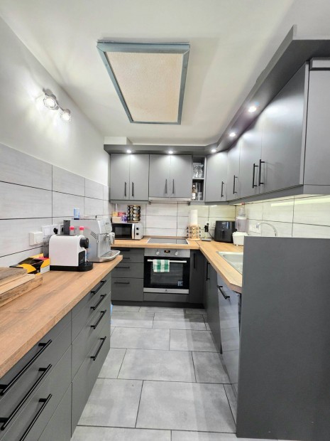 Fiatalos, fel�j�tott Tip-Top 62 m2-es lak�s