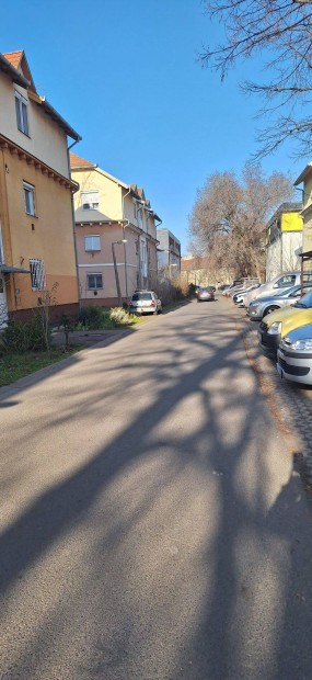 Fiatalos lak�s az egyetemek k�rny�k�n elad�!