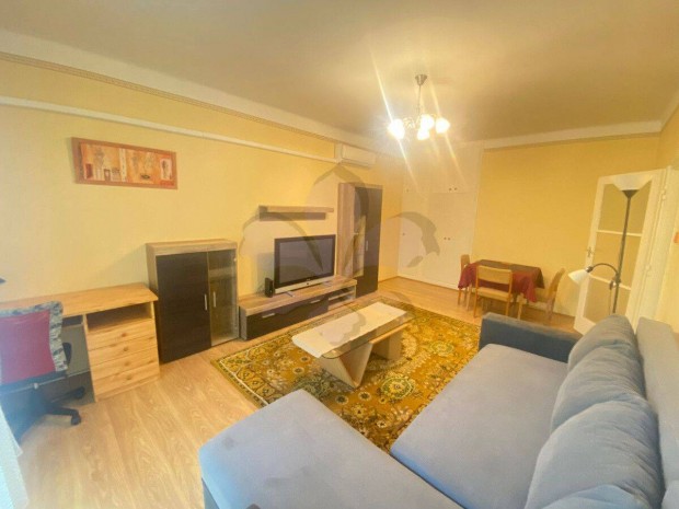 Fiatalos lak�s kiad� az Egyetem k�zel�ben (Egyetem sug�r�t)