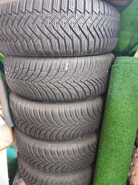 Firestone téli gumik szinte új 4d eladó acélfelnivel 205/60 R16