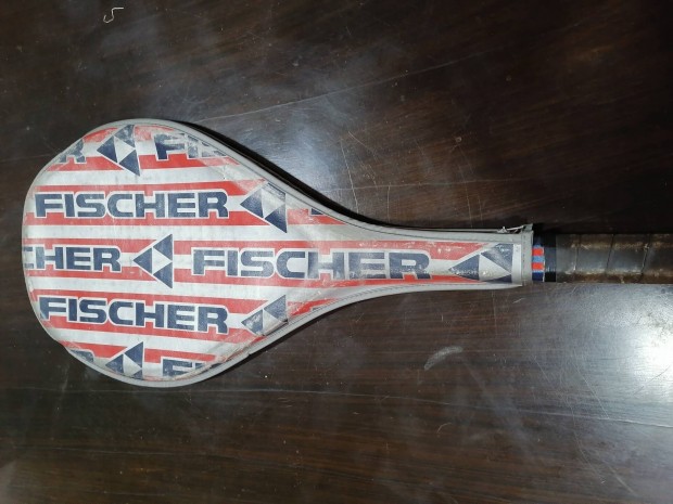 Fisher teniszt 