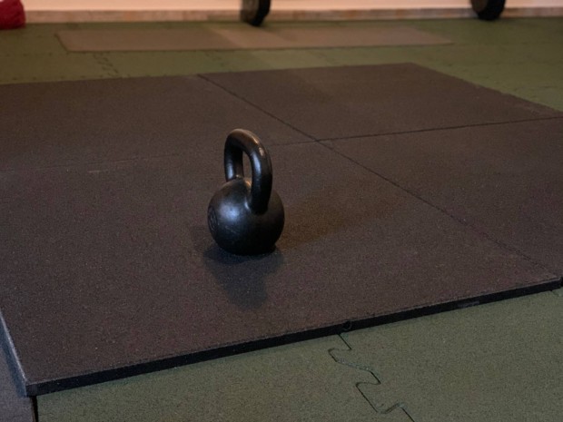 Fitness gumilap, gumisznyeg 100x100 konditerem, kettlebell, slyz