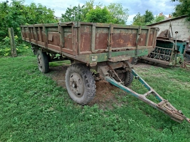 Fixes p�tkocsi elad� 