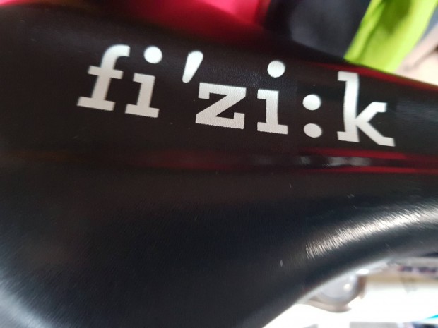 Fizik antares nyereg + szerszmos tska