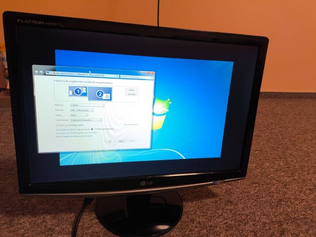 Flatron W2252TQ 22" Wide TFT monitor 1680 x 1050, D-Sub és DVI bemenet