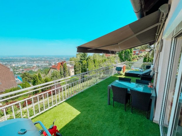 Fl�ra utc�ban panor�m�s nagy teraszos h�rom h�l�s lak�s