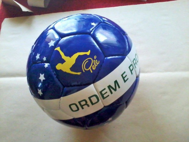 Focilabda brazil foci ereklye Pelé(nyomtatott) aláirással
