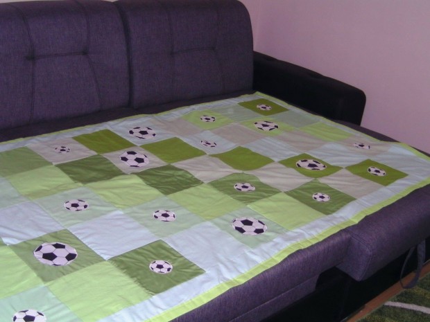 Focilabdás patchwork ágytakaró