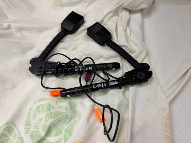 Focus C-Max gy�ri els� �vfesz�t� biztons�gi �v csat bal �s jobb oldali