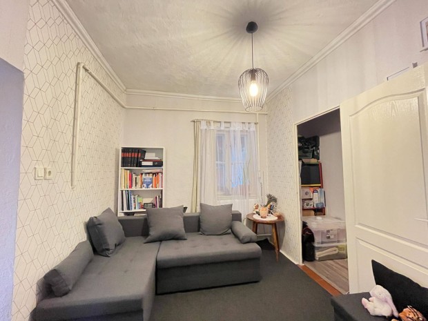 F�ldesen: 3 szob�s, r�szben fel�j�tott csal�di h�z �ri�si telekkel