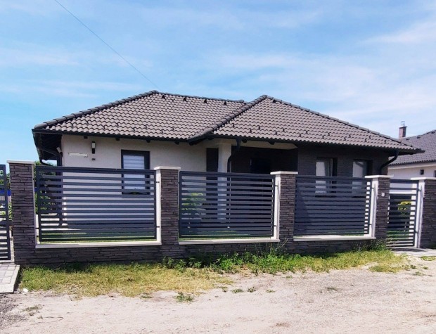 F�ldszintes k�l�n�ll� csal�di h�z Albertirs�n!