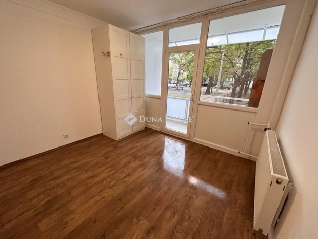 F�ldszinti, 50 nm, erk�ly, fel�j�tott lak�s, Budapest 4. ker.