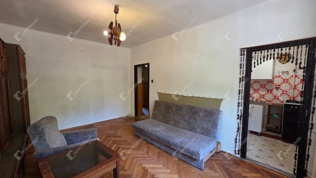 F�ldszinti, fel�j�tand� 28 m2-es garzon lak�s a D�l-kili�nban elad�!