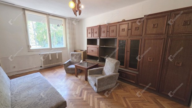 F�ldszinti, fel�j�tand� 28 m2-es garzon lak�s a D�l-kili�nban elad�!