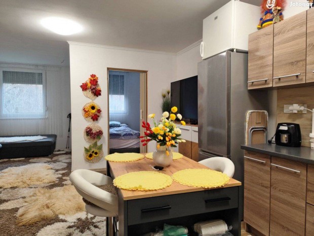 F�ldszinti, kl�m�s, t�lies�tett, �d�l� Gunarasf�rd�n elad�