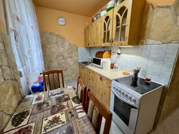 F�ldszinti fel�j�tott lak�s elad�!