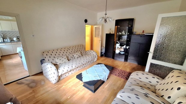 F�ldszinti t�glalak�s, saj�t parkol�val