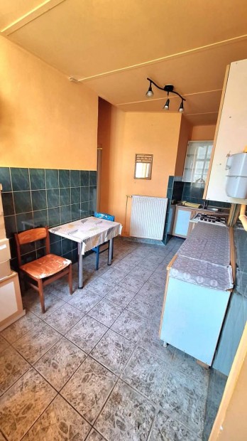 F�ldszinti t�glalak�s a belv�rosban