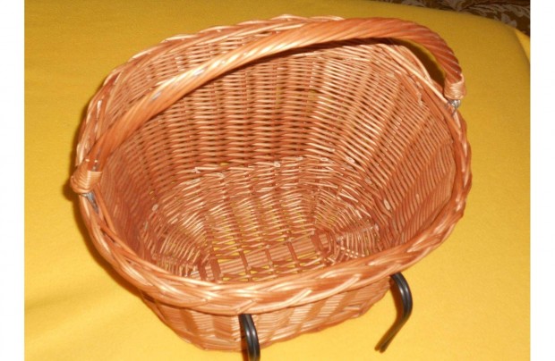 Fonott bicikli kosár.Új, méret: 40x 30x23/28 cm. Bolti ár: 9590 Ft