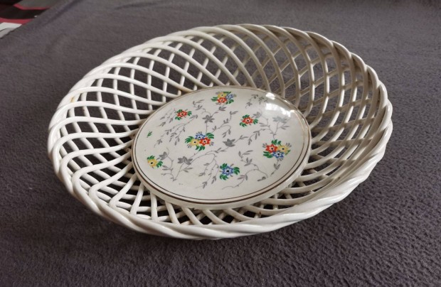 Fonott porcelán kosár: jelzett és duplán számozott.1924 antik