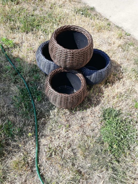 Fonott rattan kaspó