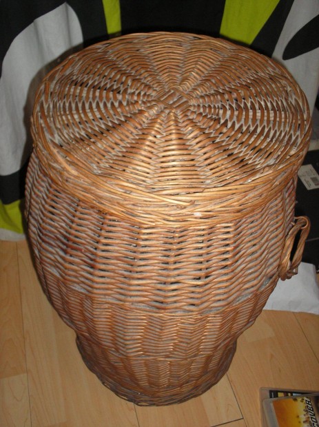 Fonott Ruhaskosar () Fonott Ruhaskosar