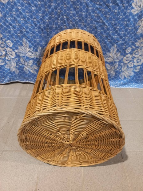 Fonott vessz�b�l k�sz�lt szennyestart� kos�r. 