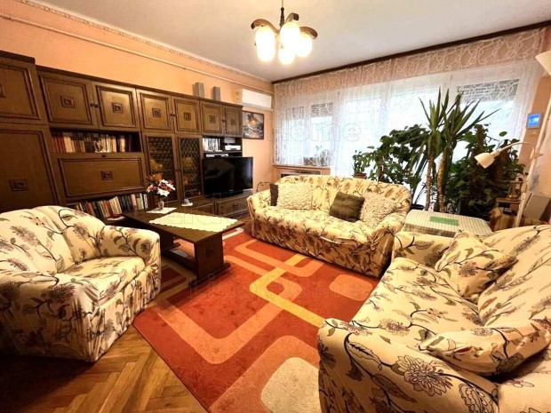 Fony�d kedvelt lak��vezet�ben 77 m2-es f�ldszinti t�glalak�s elad�