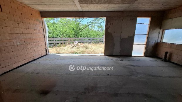 Fony�di elad� 68 nm-es lak�s